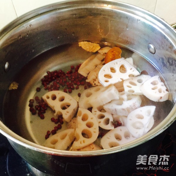 莲<a href=/shicai/shucai/Ou/index.html target=_blank><u>藕</u></a>汤的做法