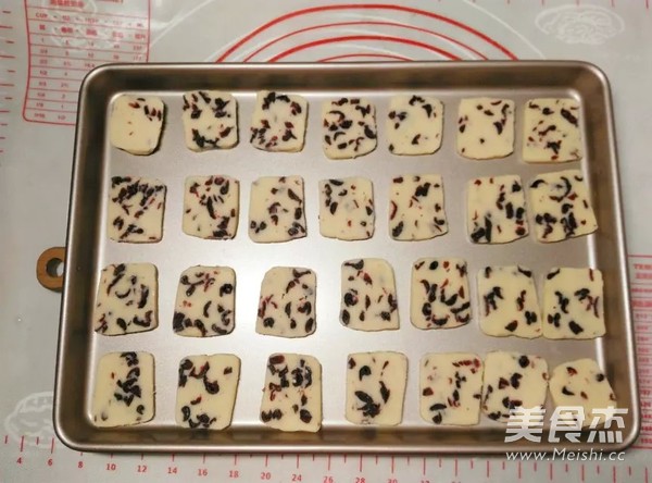 <a href=/shicai/guopin/ManYueMei/index.html target=_blank><u>蔓越莓</u></a>饼干的做法