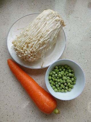 蒜香<a href=/shicai/mimian/QingDou/index.html target=_blank><u>青豆</u></a>拌金针菇