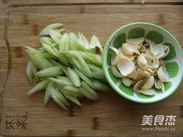 <a href=/shicai/shucai/XiQin/index.html target=_blank><u>西芹</u></a><a href=/shicai/shucai/BaiHe/index.html target=_blank><u>百合</u></a>的做法