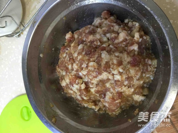 <a href=/shicai/rouqin/ZhuRou/index.html target=_blank><u>猪肉</u></a>锅贴的做法