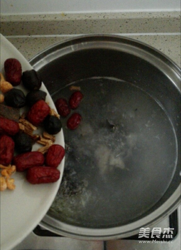 四物虫草<a href=/shicai/rouqin/WuJi/index.html target=_blank><u>乌鸡</u></a>汤的做法