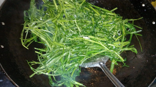 春天的美味～～～～<a href=/shicai/shucai/ZiShu/index.html target=_blank><u>紫薯</u></a><a href=/shicai/mimian/NianGao/index.html target=_blank><u>年糕</u></a>炒<a href=/shicai/shucai/KongXinCai/index.html target=_blank><u>空心菜</u></a>