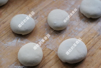 <a href=/shicai/guopin/ZhiMa/index.html target=_blank><u>芝麻</u></a>玫瑰饼步骤8