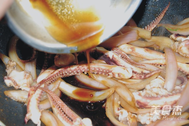<a href=/shicai/shucai/YangCong/index.html target=_blank><u>洋葱</u></a>炒<a href=/shicai/shuichanpin/YouYu/index.html target=_blank><u>鱿鱼</u></a>须的做法
