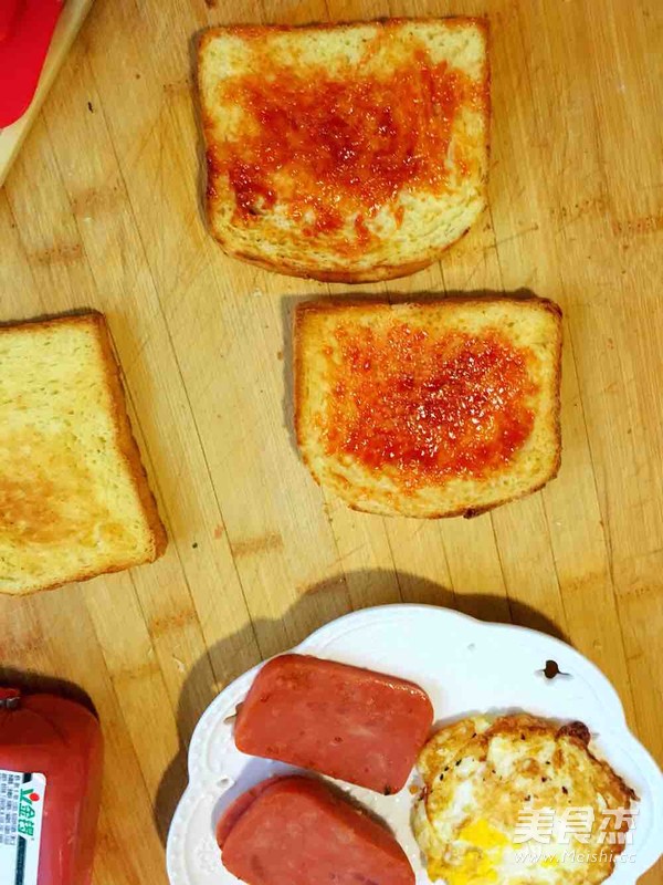 <a href=/shicai/rouqin/JiDan/index.html target=_blank><u>鸡蛋</u></a><a href=/shicai/rouqin/HuoTui/index.html target=_blank><u>火腿</u></a>三明治的做法