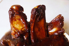 糖<a href=/shicai/diaoweipin/Cu/index.html target=_blank><u>醋</u></a>炸<a href=/shicai/rouqin/PaiGu/index.html target=_blank><u>排骨</u></a>的做法