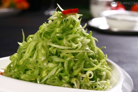 <a href=/shicai/shucai/QinCai/index.html target=_blank><u>芹菜</u></a>中含有维生素原对眼睛有益