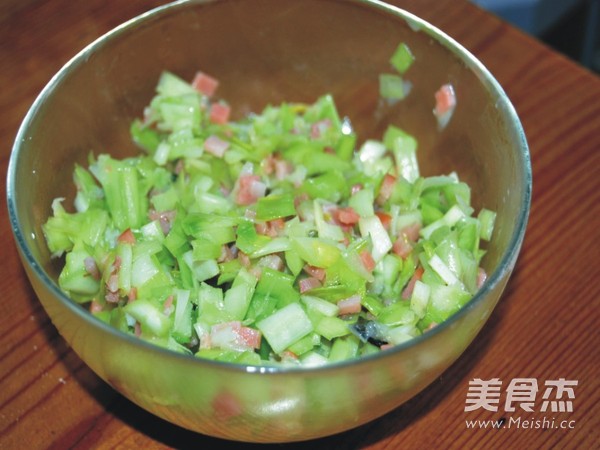 心形<a href=/shicai/shucai/JiuHuang/index.html target=_blank><u>韭黄</u></a>盒子的做法