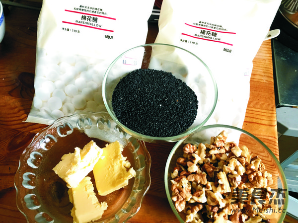 <a href=/shicai/guopin/ZhiMa/index.html target=_blank><u>芝麻</u></a>核<a href=/shicai/guopin/Tao/index.html target=_blank><u>桃</u></a>牛轧糖的做法