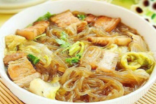 <a href=/shicai/rouqin/ZhuRou/index.html target=_blank><u>猪肉</u></a><a href=/shicai/shucai/BaiCai/index.html target=_blank><u>白菜</u></a>炖<a href=/shicai/mimian/FenTiao/index.html target=_blank><u>粉条</u></a>