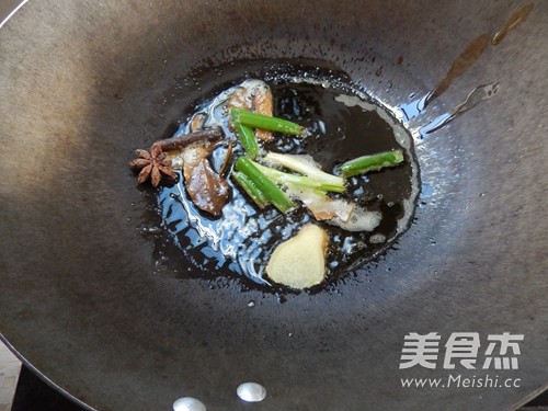 <a href=zt/hsszt target=_blank><u>红烧狮子头</u></a>的做法