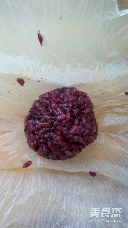 黑<a href=/shicai/mimian/MiFan/index.html target=_blank><u>米饭</u></a>团的做法