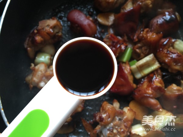 <a href=/shicai/mimian/YuMi/index.html target=_blank><u>玉米</u></a>焖猪手的做法