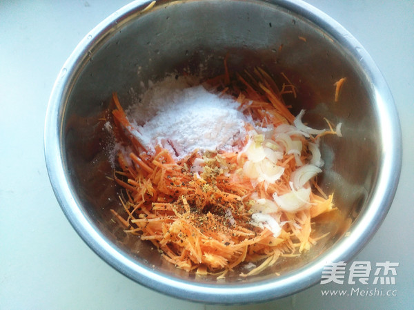 <a href=/shicai/shucai/HongShu/index.html target=_blank><u>红薯</u></a>丝饼的做法