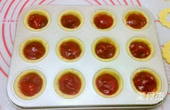 穿<a href=/shicai/shucai/HeYe/index.html target=_blank><u>荷叶</u></a>边的<a href=/shicai/guopin/CaoMei/index.html target=_blank><u>草莓</u></a>小挞的做法