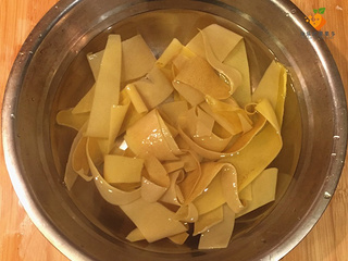 自制<a href=/shicai/diaoweipin/FengMi/index.html target=_blank><u>蜂蜜</u></a><a href=/shicai/guopin/YouZi/index.html target=_blank><u>柚子</u></a>茶