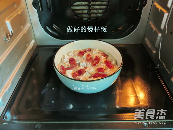 <a href=/shicai/shucai/XiangYu/index.html target=_blank><u>香芋</u></a>腊肠煲仔饭的做法