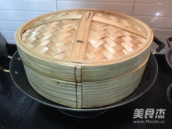 <a href=/shicai/guopin/ZhiMa/index.html target=_blank><u>芝麻</u></a><a href=/shicai/shucai/ZiShu/index.html target=_blank><u>紫薯</u></a>饼的做法