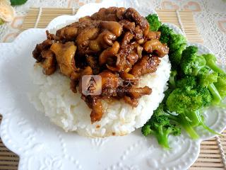 照烧<a href=/shicai/rouqin/JiChi/index.html target=_blank><u>鸡翅</u></a>根饭