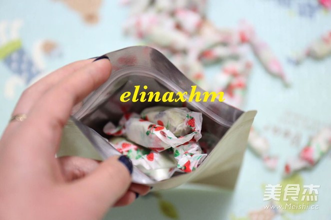 抹茶<a href=/shicai/guopin/ManYueMei/index.html target=_blank><u>蔓越莓</u></a>牛轧糖的做法