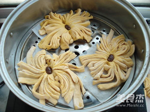 <a href=/shicai/shucai/JuHua/index.html target=_blank><u>菊花</u></a>馒头的做法