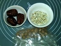 薏仁<a href=/shicai/guopin/LianZi/index.html target=_blank><u>莲子</u></a><a href=/shicai/guopin/Zao/index.html target=_blank><u>枣</u></a>米粥