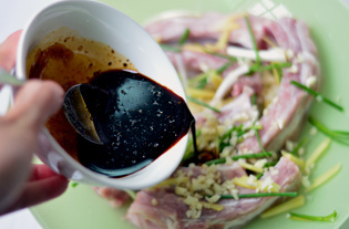 蒜香烤<a href=/shicai/rouqin/LeiPai/index.html target=_blank><u>肋排</u></a>