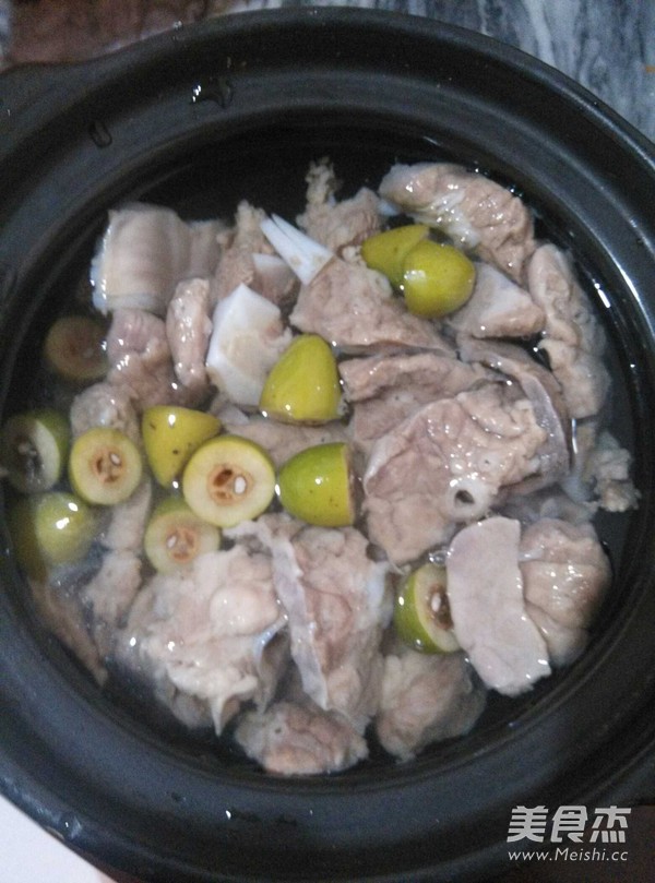 橄榄<a href=/shicai/rouqin/ZhuFei/index.html target=_blank><u>猪肺</u></a>汤的做法