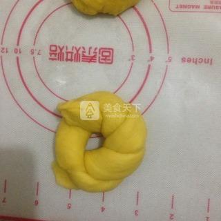 <a href=/shicai/shucai/NanGua/index.html target=_blank><u>南瓜</u></a><a href=/shicai/mimian/ZhiShi/index.html target=_blank><u>芝士</u></a>香葱包