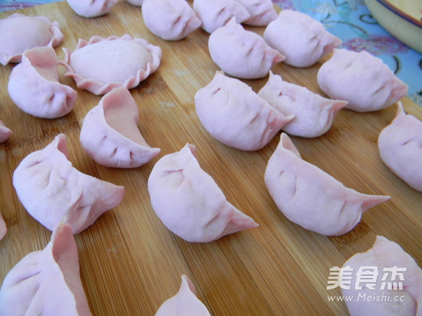 <a href=/shicai/guopin/HuoLongGuo/index.html target=_blank><u>火龙果</u></a>皮水饺的做法