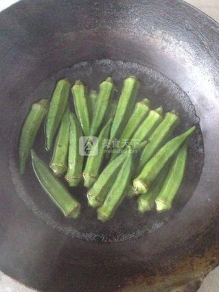 <a href=/shicai/shucai/QiuKui/index.html target=_blank><u>秋葵</u></a>炒<a href=/shicai/rouqin/ZhengJi/index.html target=_blank><u>鸡肉</u></a>