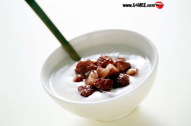 喝<a href=/shicai/mimian/SuanNai/index.html target=_blank><u>酸奶</u></a>的好处和坏处1