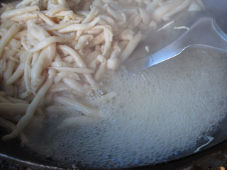 红酒素炒<a href=/shicai/shucai/BaiYuGu/index.html target=_blank><u>白玉菇</u></a>