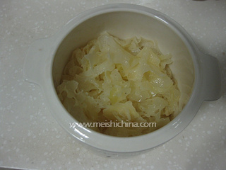 雪<a href=/shicai/guopin/Li/index.html target=_blank><u>梨</u></a><a href=/shicai/shucai/YinEr/index.html target=_blank><u>银耳</u></a>羹