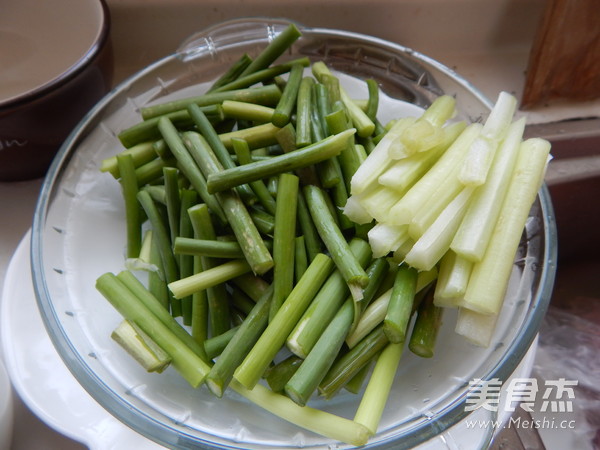 香辣<a href=/shicai/shucai/TuDou/index.html target=_blank><u>土豆</u></a>蒜苔炒肉的做法