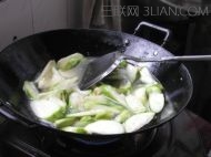 <a href=/shicai/shucai/SiGua/index.html target=_blank><u>丝瓜</u></a>肉片汤的做法步骤4