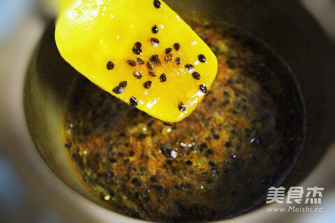 <a href=/shicai/guopin/BaiXiangGuo/index.html target=_blank><u>百香果</u></a>酱的做法