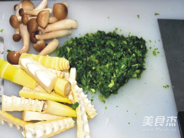 <a href=/shicai/shucai/JiCai/index.html target=_blank><u>荠菜</u></a>炒<a href=/shicai/shucai/ChunSun/index.html target=_blank><u>春笋</u></a><a href=/shicai/shucai/XieWeiGu/index.html target=_blank><u>蟹味菇</u></a>的做法