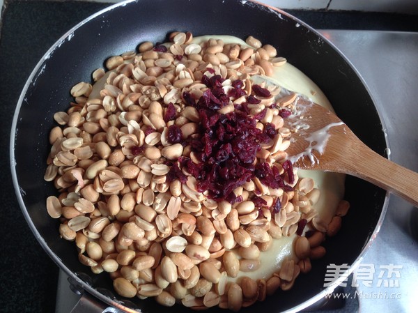 <a href=/shicai/guopin/ManYueMei/index.html target=_blank><u>蔓越莓</u></a><a href=/shicai/guopin/HuaSheng/index.html target=_blank><u>花生</u></a>牛轧糖的做法