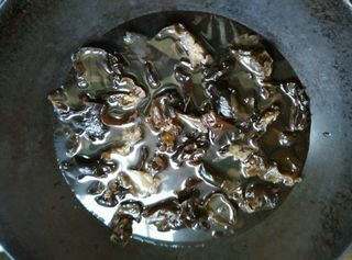 凉拌<a href=/shicai/shucai/MuEr/index.html target=_blank><u>木耳</u></a><a href=/shicai/rouqin/JiDan/index.html target=_blank><u>鸡蛋</u></a>