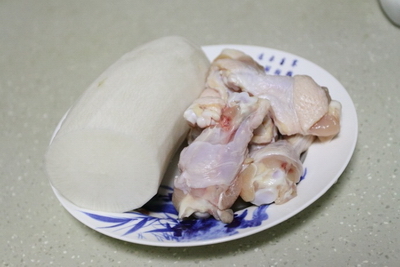 <a href=/shicai/shucai/BaiLuoBo/index.html target=_blank><u>白<a href=/shicai/shucai/LuoBo/index.html target=_blank><u>萝卜</u></a></u></a>烧<a href=/shicai/rouqin/JiTui/index.html target=_blank><u>鸡腿</u></a>步骤1