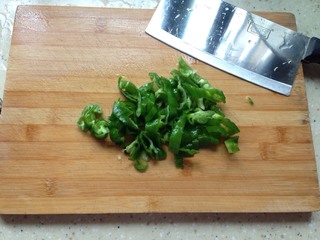 爆炒<a href=/shicai/shucai/QingJiao/index.html target=_blank><u>青椒</u></a><a href=/shicai/shuichanpin/YouYu/index.html target=_blank><u>鱿鱼</u></a>