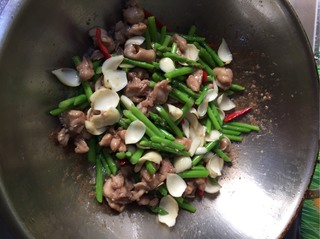 <a href=/shicai/shucai/LuSun/index.html target=_blank><u>芦笋</u></a><a href=/shicai/shucai/BaiHe/index.html target=_blank><u>百合</u></a>炒鸡丁