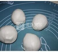 烫面<a href=/shicai/diaoweipin/CongYou/index.html target=_blank><u>葱油</u></a>饼