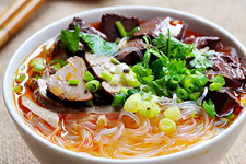 鸭<a href=/shicai/rouqin/Xue/index.html target=_blank><u>血</u></a><a href=/shicai/mimian/FenSi/index.html target=_blank><u>粉丝</u></a>汤的做法