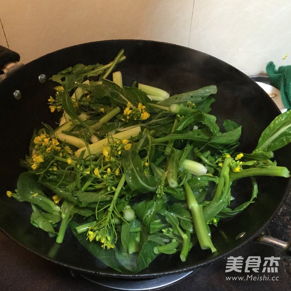 清炒<a href=/shicai/shucai/CaiXin/index.html target=_blank><u>菜心</u></a>的做法