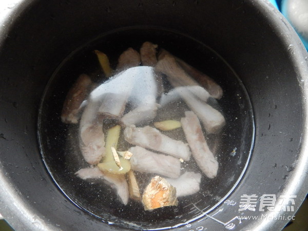 <a href=/shicai/shucai/BaiLuoBo/index.html target=_blank><u>白<a href=/shicai/shucai/LuoBo/index.html target=_blank><u>萝卜</u></a></u></a><a href=/shicai/rouqin/LeiPai/index.html target=_blank><u>肋排</u></a>汤的做法