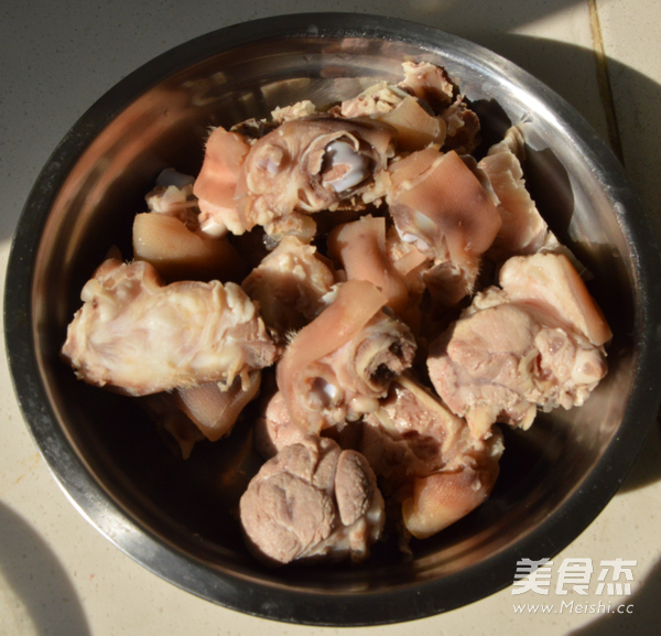 <a href=/shicai/guopin/HuaSheng/index.html target=_blank><u>花生</u></a>焖<a href=/shicai/rouqin/ZhuTi/index.html target=_blank><u>猪蹄</u></a>的做法