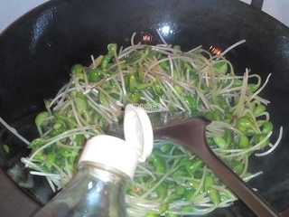 干煸<a href=/shicai/mimian/QingDou/index.html target=_blank><u>青豆</u></a>芽